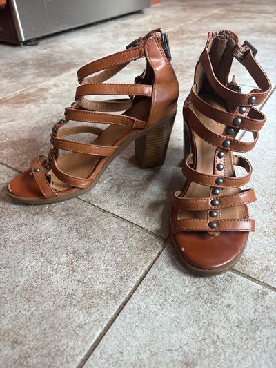 Mossimo Light brown 3 inch heels with zipper in the back 5-1/2 (Big Kid)