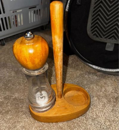 Pampered Chef Pampered Chef Salt grinder with stand. No pepper