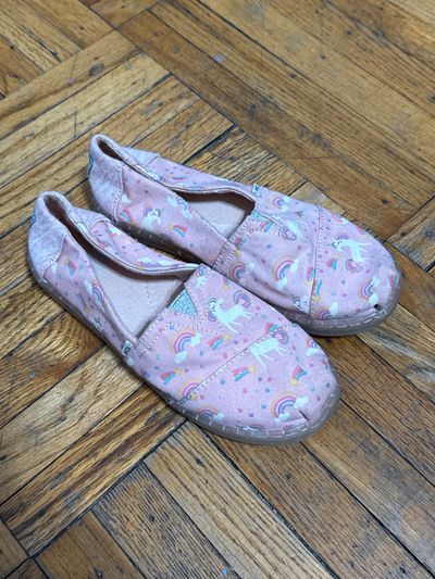Toms unicorn slip on shoes sz 2.5  2-1/2 (Big Kid)