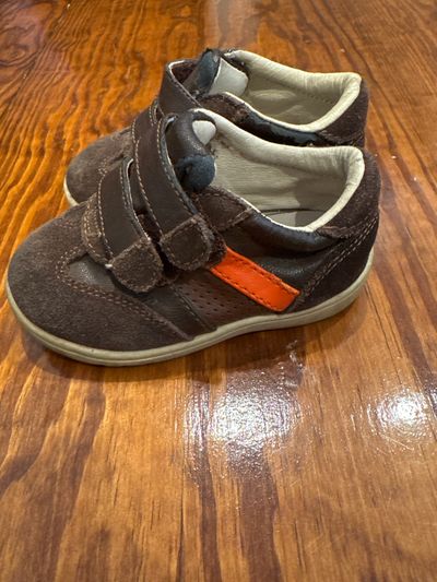 Mobility Brown Velcro sneaker size 4.5, natural arch 4 (Infant Shoe)
