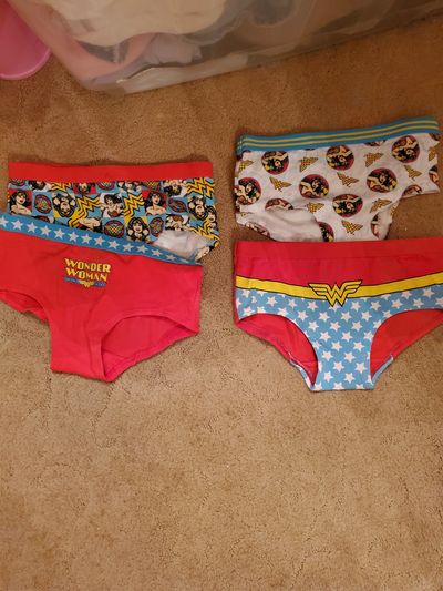 NEW - Wonder Woman briefs - sz 8