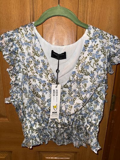 NEW MINK PINK NEW cropped blue floral flutter sleeve top Women's - L