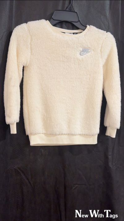 NIKE SIZE LG 6-7 YRS CREAM WHITE FUZZY SWEATSHIRT WITH SILVER NIKE LOGO 6T/6