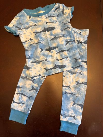 Old Navy shark pj set with short sleeves and pants  2T