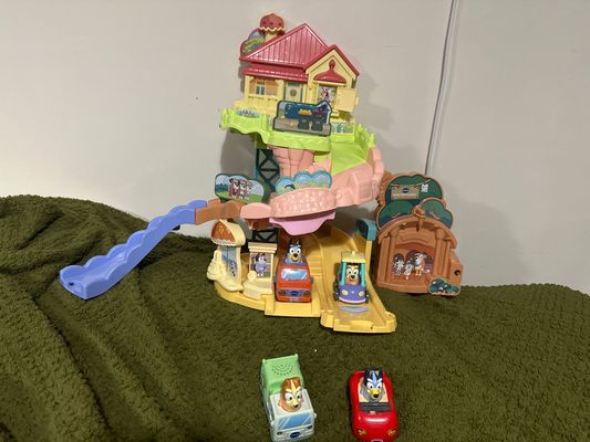 Vtech Bluey and Bingos house with 4 cars