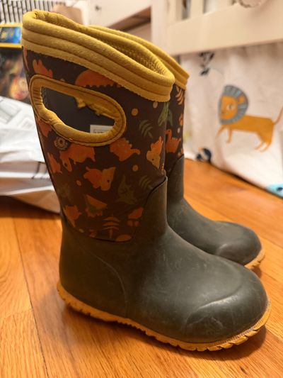 Bogg Dino boots 10 (Lil' Kid)