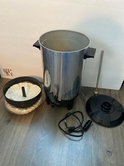 Electric coffee maker Makes up to 30 cups