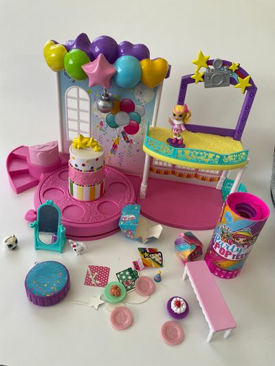 Party Pop Teenies birthday celebration playset