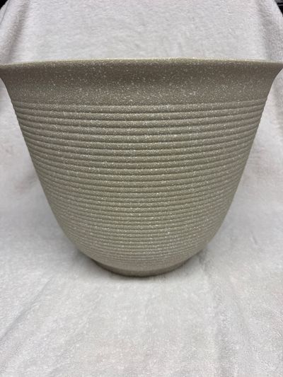 Brand New Large Plastic Flower Pot.14 in diameter Brand New Large Plastic Flower Pot.14 in diameter