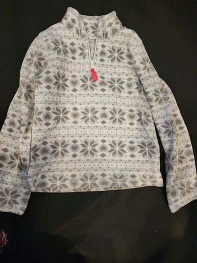 Old Navy fleece jacket features a grey and white snowflake 6T/6