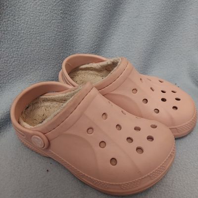 Crocs Pink lined crocs size 10/11 10 (Lil' Kid)
