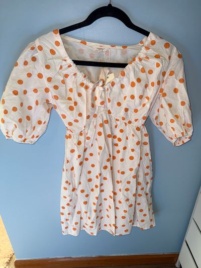 NEW Sim & Sam NEW white puff sleeve dress with orange polka dot. Adjustable top Women's - S
