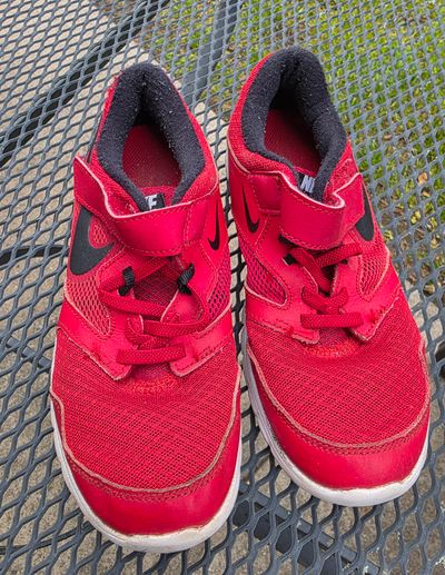 Nike Red sneakers 2-1/2 (Big Kid)