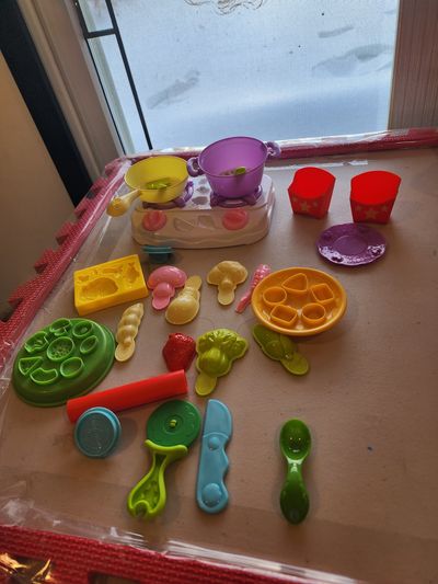 Play-Doh Kitchen Creations stovetop/pot set, mold , and utental