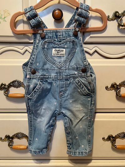 Oshkosh baby girl heart print overalls Heart print on denim size 3 months. Excellent condition SFPF 3 Months