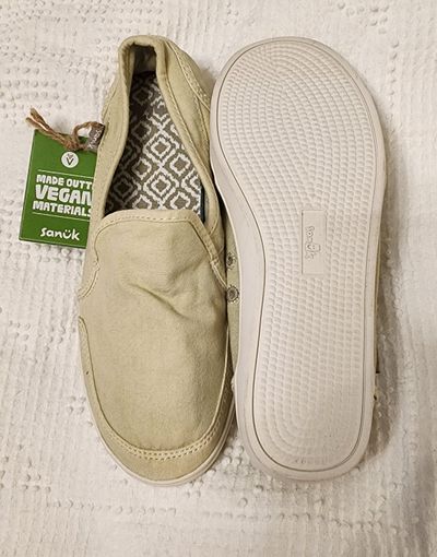 NEW SANUK green olive SHOES  6 (Adult)
