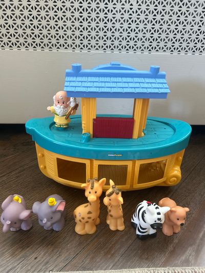 Little People Noahs Arc with 6 animals