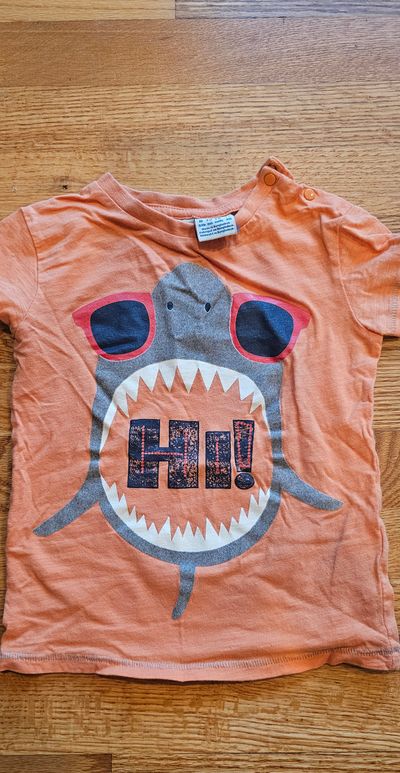 BOB DER BRO Organic Cotton Cute shark graphic shirt in great condition 9-12 Months