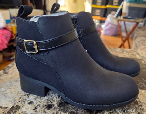 Brand new with Tag Childrens place boots  3 (Big Kid)