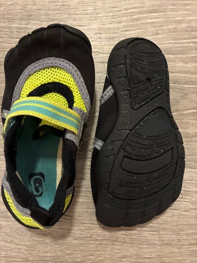 The Childrens Place water shoes used good condition 7 (Toddler)