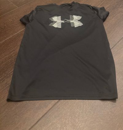 Under Armour youth extra large black short sleeve  14-16