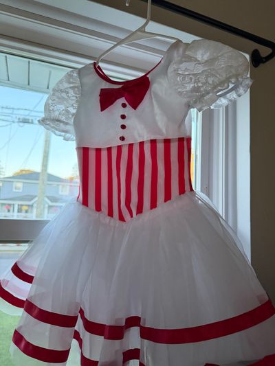Uk White and red dance costume w gloves and red bow 6T/6