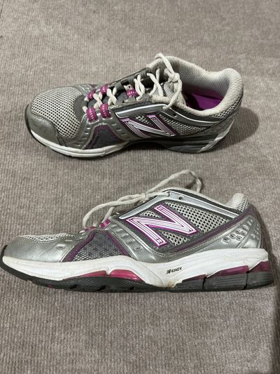 New Balance Very good  condition. Grey with purple 7-1/2 (Adult)