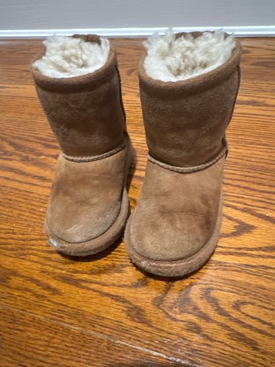Ugg Girls chestnut brown boots 7 (Toddler)