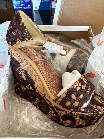 NEW never worn New lace wedge 9 (Adult)