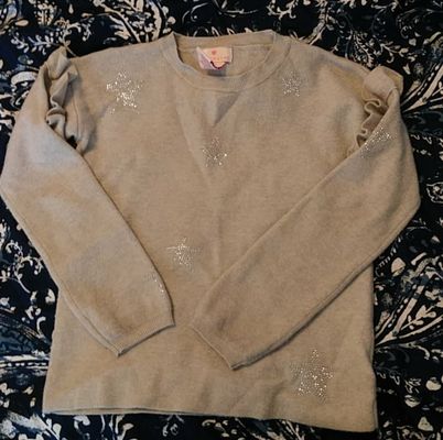 Lulurain grey sweater with studded star design Ruffled shoulders. Size 8. SFPF home 7-8