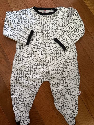 EMC New without tags Star lightweight pajamas with easy open fasteners 3 Months