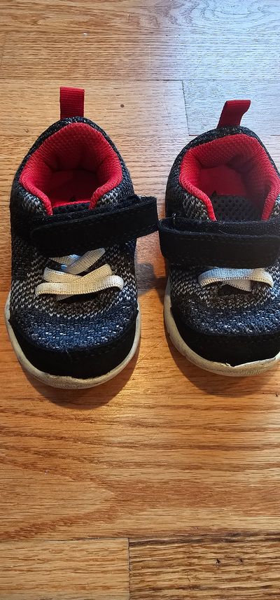 Carter's Great condition Boys size 4 sneakers 4 (Infant Shoe)