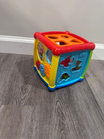 Vtech activity cube learning cube, all pieces included inside- retails over $20