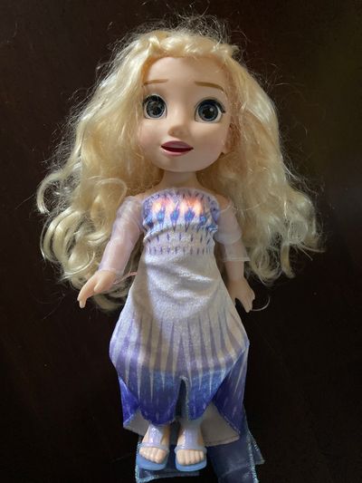 Disney Singing and lighting up Elsa