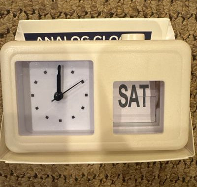 Brand new analog clock by Vivitar battery powered