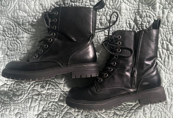 Kohls black combat boots Great condition. SFPF home 6 (Adult)