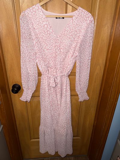 Pretty Garden Long sleeve lt pink leopard maxi with tie Women's - L