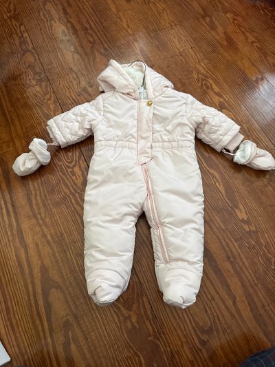 Children place Pink hooded snowsuit with gloves 3-6 Months