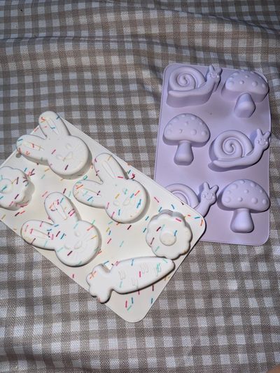 N/A Set of 2 spring themed silicone cake molds