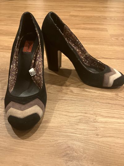 Missoni Black heels with tan and brown zig zags on the front 6 (Adult)