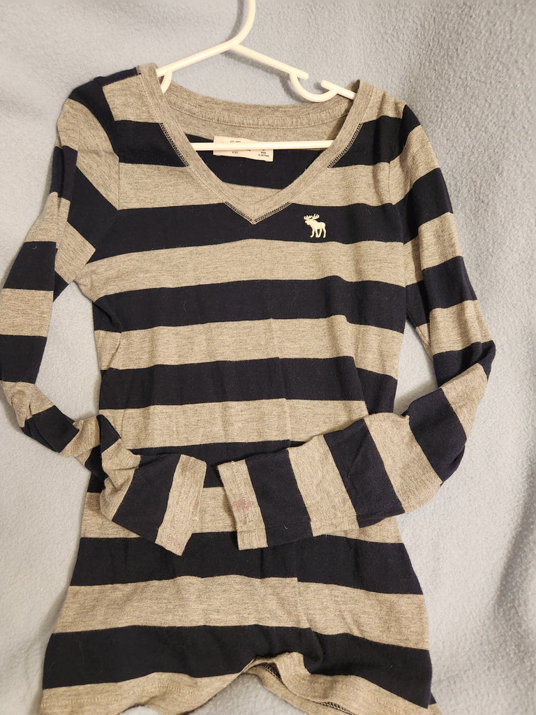 Abercrombie Navy and gray striped long sleeve v neck 5T/5